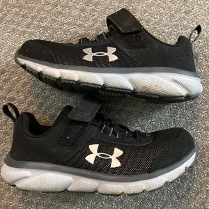 New boys under armor sneakers sz 12 black and grey